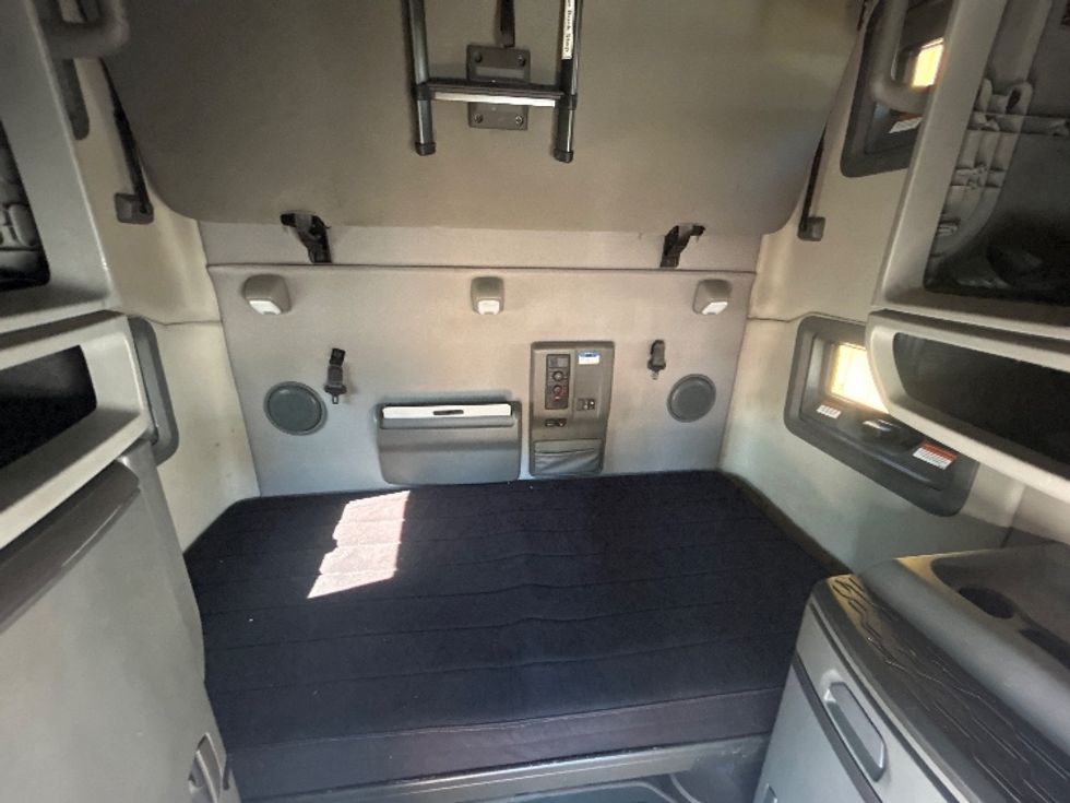 Sleeper Tractor-Heavy Duty Tractors-Volvo-2022-VNL64760-Portland-OR-241,328\n\t\tmiles-$ 108,750 - Image 16