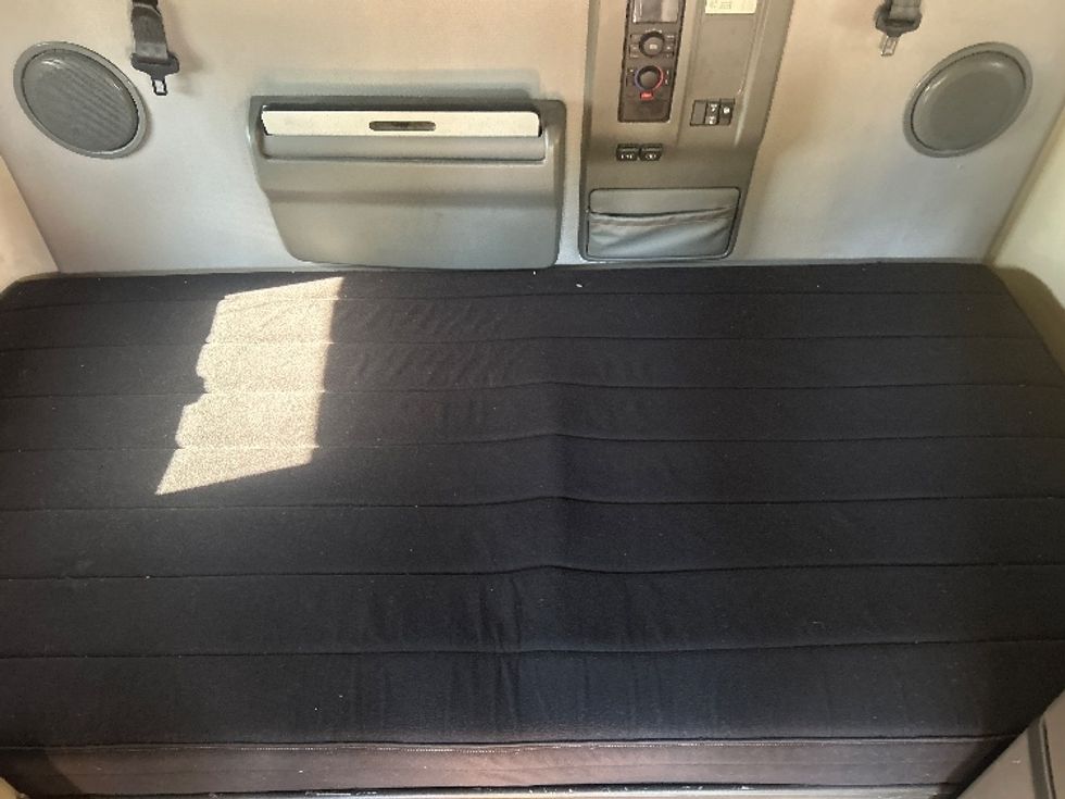 Sleeper Tractor-Heavy Duty Tractors-Volvo-2022-VNL64760-Portland-OR-241,328\n\t\tmiles-$ 108,750 - Image 17