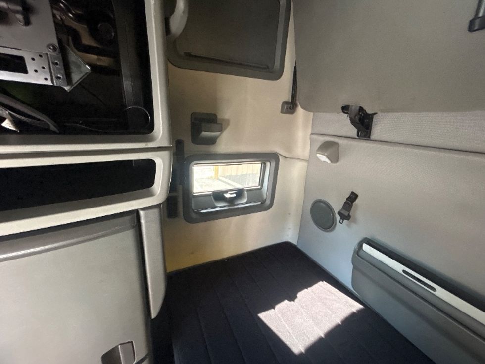 Sleeper Tractor-Heavy Duty Tractors-Volvo-2022-VNL64760-Portland-OR-241,328\n\t\tmiles-$ 108,750 - Image 18