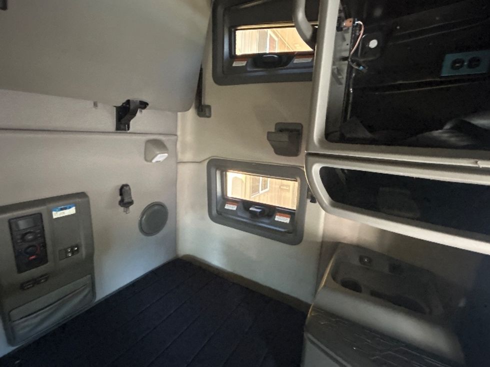 Sleeper Tractor-Heavy Duty Tractors-Volvo-2022-VNL64760-Portland-OR-241,328\n\t\tmiles-$ 108,750 - Image 19
