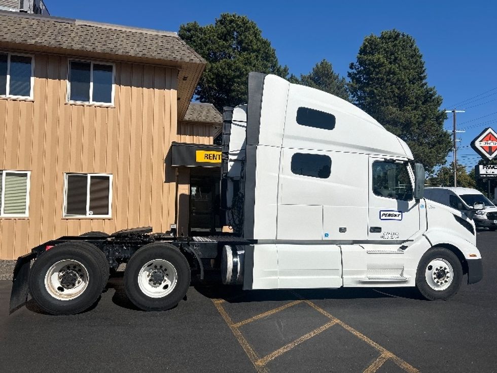 Sleeper Tractor-Heavy Duty Tractors-Volvo-2022-VNL64760-Portland-OR-241,328\n\t\tmiles-$ 108,750 - Image 8