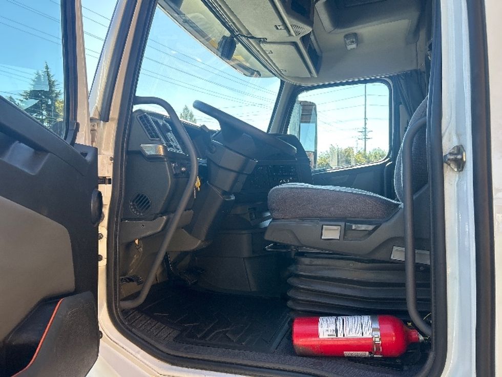 Sleeper Tractor-Heavy Duty Tractors-Volvo-2022-VNL64760-Portland-OR-241,328\n\t\tmiles-$ 108,750 - Image 9