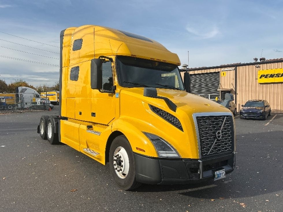Sleeper Tractor-Heavy Duty Tractors-Volvo-2022-VNL64760-Portland-OR-483,132\n\t\tmiles-$ 78,750 - Image 1