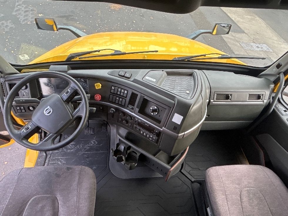 Sleeper Tractor-Heavy Duty Tractors-Volvo-2022-VNL64760-Portland-OR-483,132\n\t\tmiles-$ 78,750 - Image 12