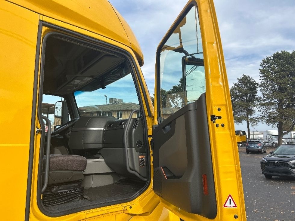 Sleeper Tractor-Heavy Duty Tractors-Volvo-2022-VNL64760-Portland-OR-483,132\n\t\tmiles-$ 78,750 - Image 13