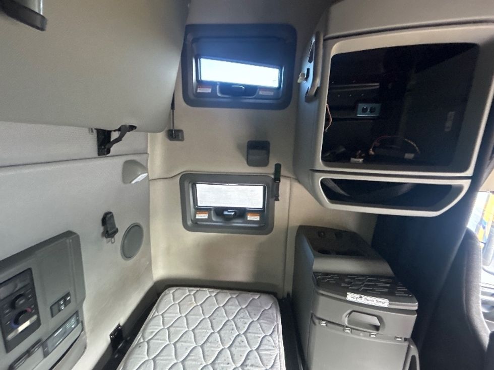 Sleeper Tractor-Heavy Duty Tractors-Volvo-2022-VNL64760-Portland-OR-483,132\n\t\tmiles-$ 78,750 - Image 18
