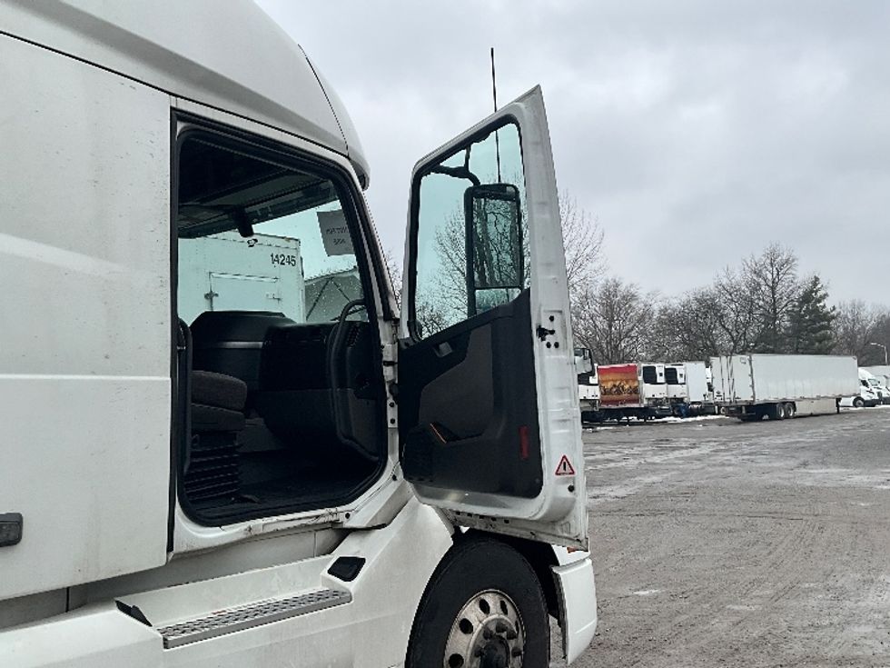 Sleeper Tractor-Heavy Duty Tractors-Volvo-2022-VNL64760-Reading-PA-501,710\n\t\tmiles-$ 69,500 - Image 13