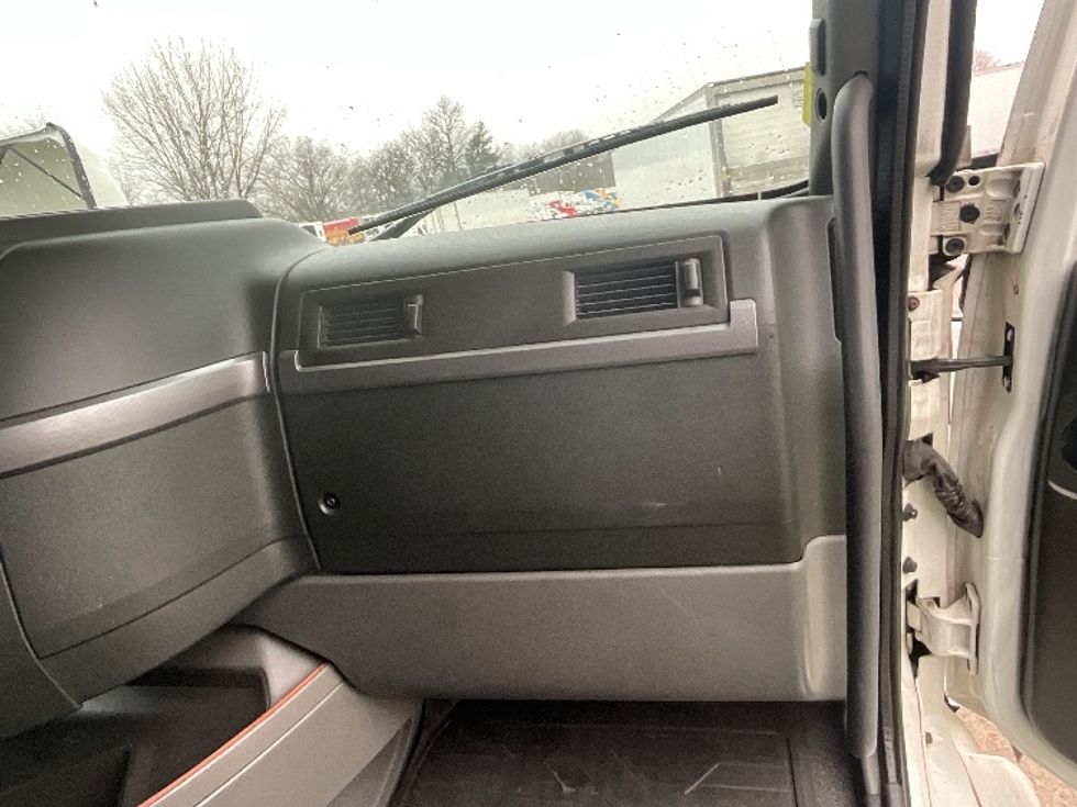 Sleeper Tractor-Heavy Duty Tractors-Volvo-2022-VNL64760-Reading-PA-501,710\n\t\tmiles-$ 69,500 - Image 14