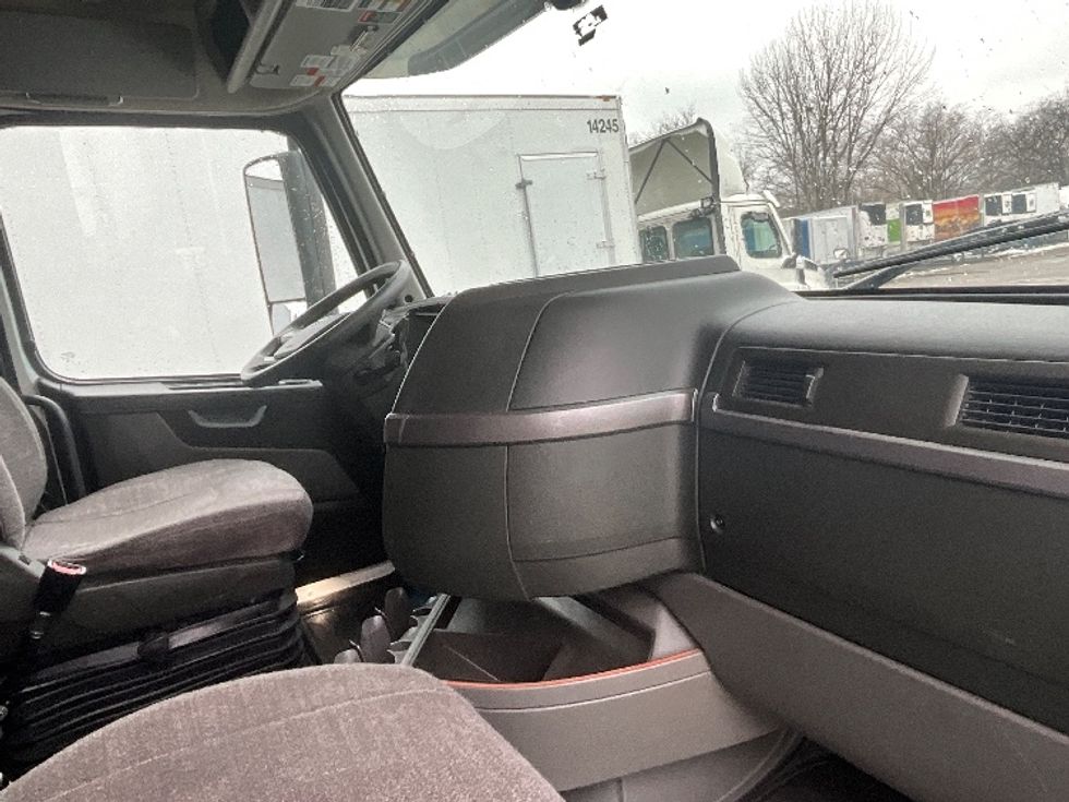 Sleeper Tractor-Heavy Duty Tractors-Volvo-2022-VNL64760-Reading-PA-501,710\n\t\tmiles-$ 69,500 - Image 15