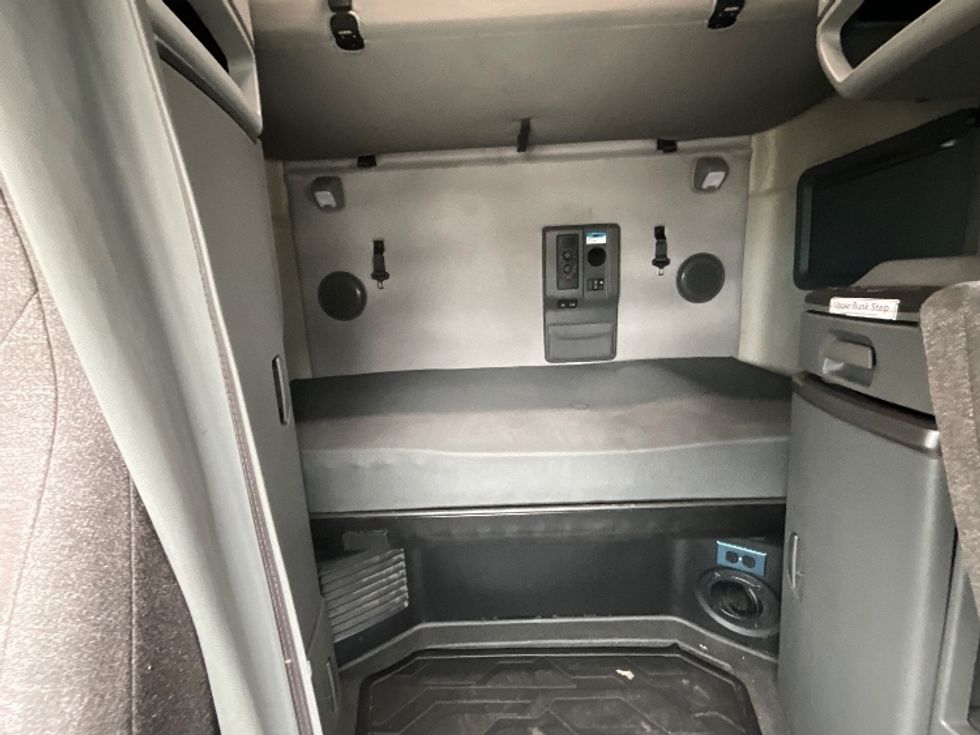 Sleeper Tractor-Heavy Duty Tractors-Volvo-2022-VNL64760-Reading-PA-501,710\n\t\tmiles-$ 69,500 - Image 16