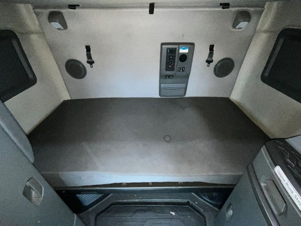 Sleeper Tractor-Heavy Duty Tractors-Volvo-2022-VNL64760-Reading-PA-501,710\n\t\tmiles-$ 69,500 - Image 17