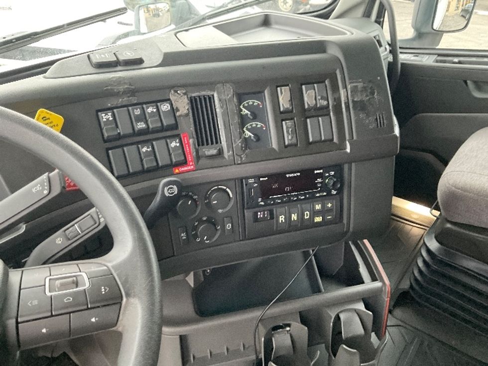 Sleeper Tractor-Heavy Duty Tractors-Volvo-2022-VNL64760-Reading-PA-523,251\n\t\tmiles-$ 67,500 - Image 11