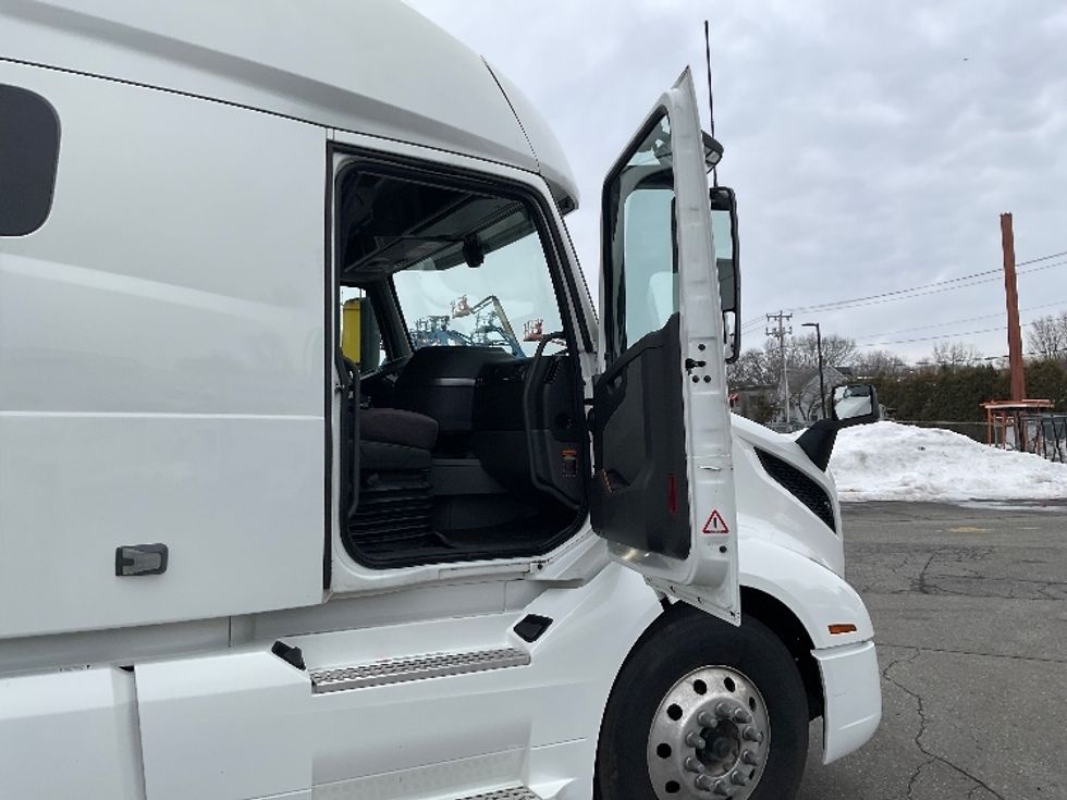 Sleeper Tractor-Heavy Duty Tractors-Volvo-2022-VNL64760-Reading-PA-523,251\n\t\tmiles-$ 67,500 - Image 13