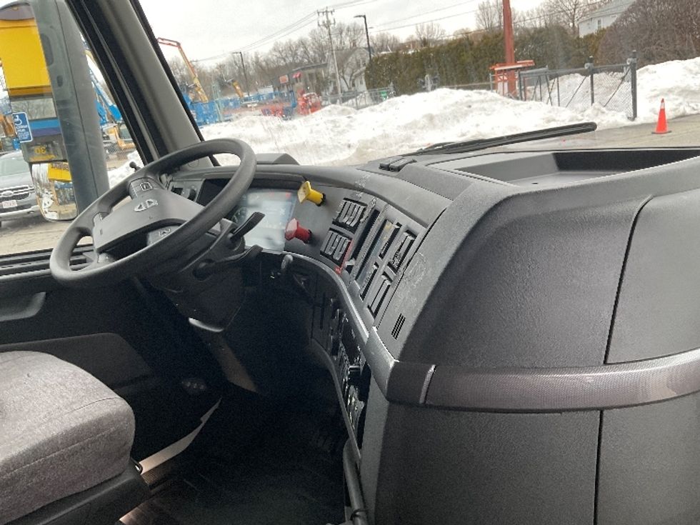 Sleeper Tractor-Heavy Duty Tractors-Volvo-2022-VNL64760-Reading-PA-523,251\n\t\tmiles-$ 67,500 - Image 15