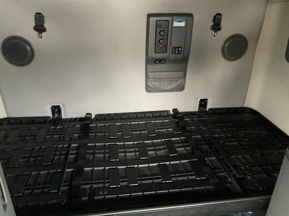 Sleeper Tractor-Heavy Duty Tractors-Volvo-2022-VNL64760-Reading-PA-523,251\n\t\tmiles-$ 67,500 - Image 16