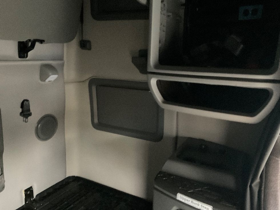 Sleeper Tractor-Heavy Duty Tractors-Volvo-2022-VNL64760-Reading-PA-523,251\n\t\tmiles-$ 67,500 - Image 17