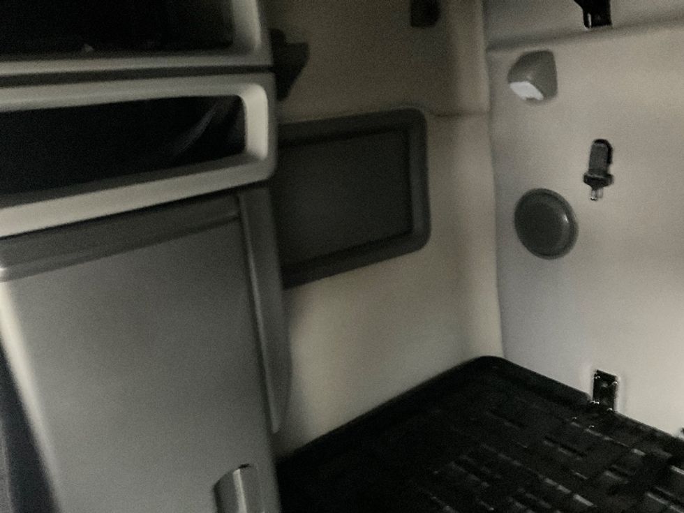 Sleeper Tractor-Heavy Duty Tractors-Volvo-2022-VNL64760-Reading-PA-523,251\n\t\tmiles-$ 67,500 - Image 18