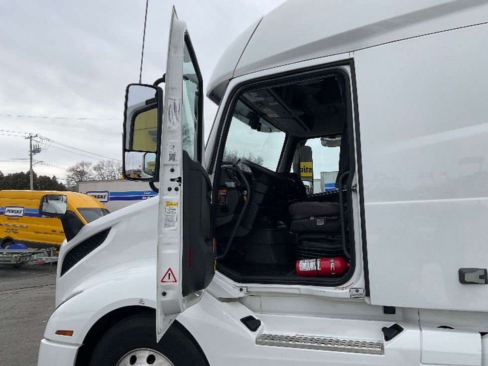 Sleeper Tractor-Heavy Duty Tractors-Volvo-2022-VNL64760-Reading-PA-523,251\n\t\tmiles-$ 67,500 - Image 9