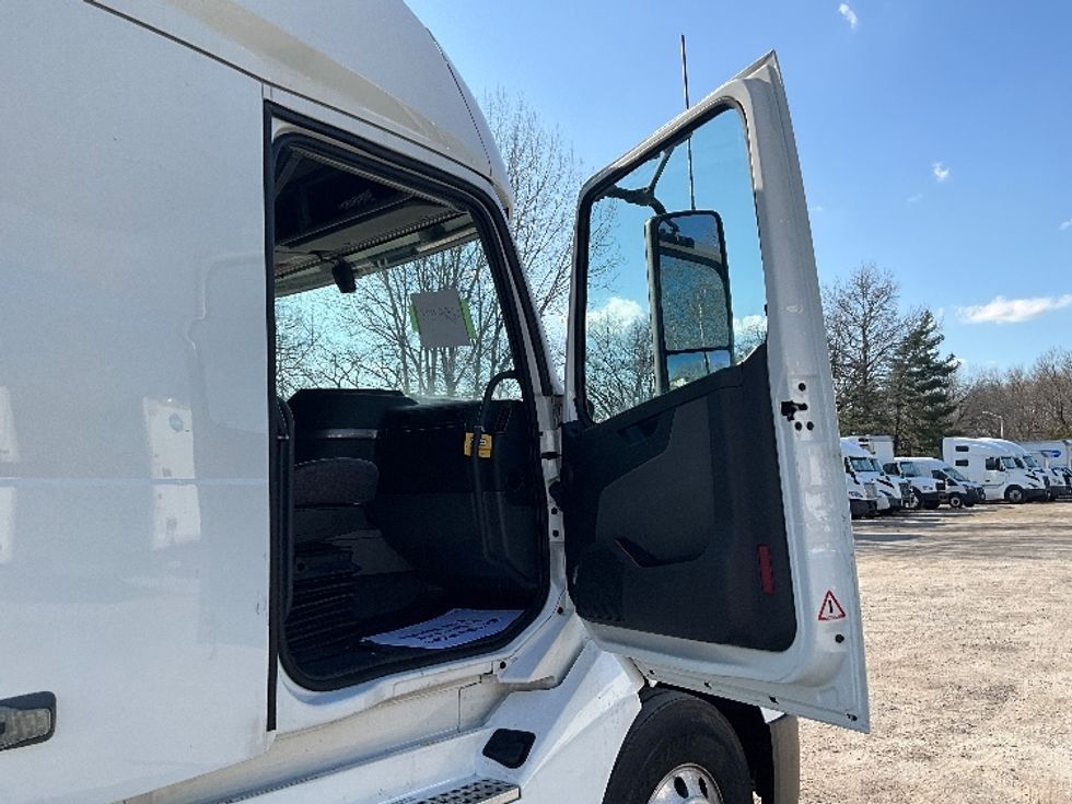 Sleeper Tractor-Heavy Duty Tractors-Volvo-2022-VNL64760-Reading-PA-541,034\n\t\tmiles-$ 65,750 - Image 13