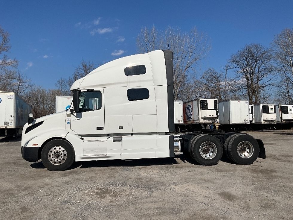 Sleeper Tractor-Heavy Duty Tractors-Volvo-2022-VNL64760-Reading-PA-541,034\n\t\tmiles-$ 65,750 - Image 4