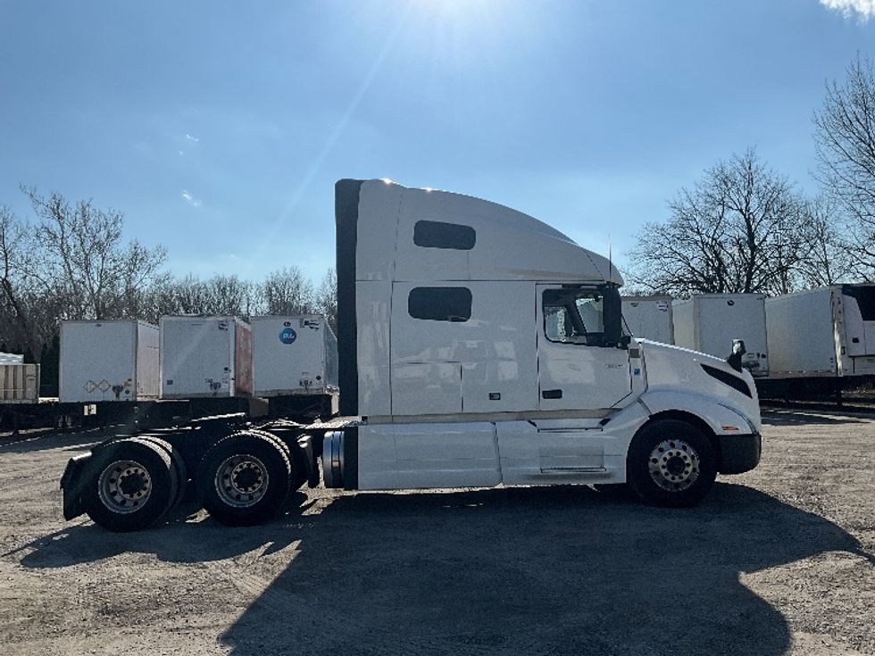 Sleeper Tractor-Heavy Duty Tractors-Volvo-2022-VNL64760-Reading-PA-541,034\n\t\tmiles-$ 65,750 - Image 8