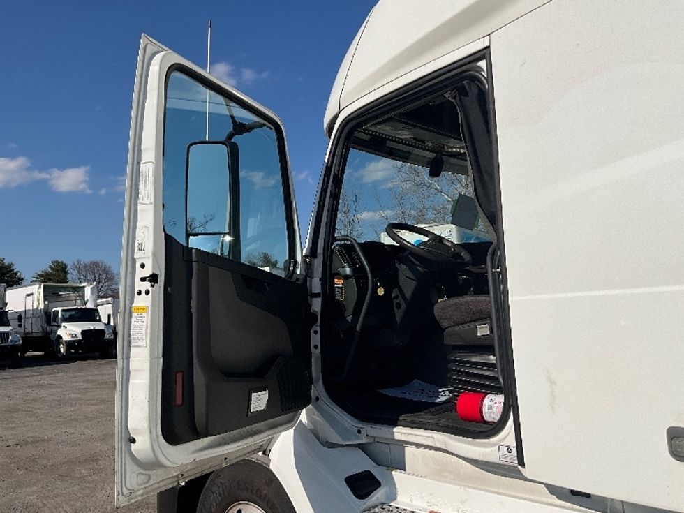 Sleeper Tractor-Heavy Duty Tractors-Volvo-2022-VNL64760-Reading-PA-541,034\n\t\tmiles-$ 65,750 - Image 9