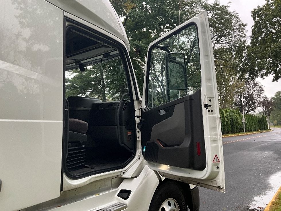 Sleeper Tractor-Heavy Duty Tractors-Volvo-2022-VNL64760-Reading-PA-543,973\n\t\tmiles-$ 70,500 - Image 13