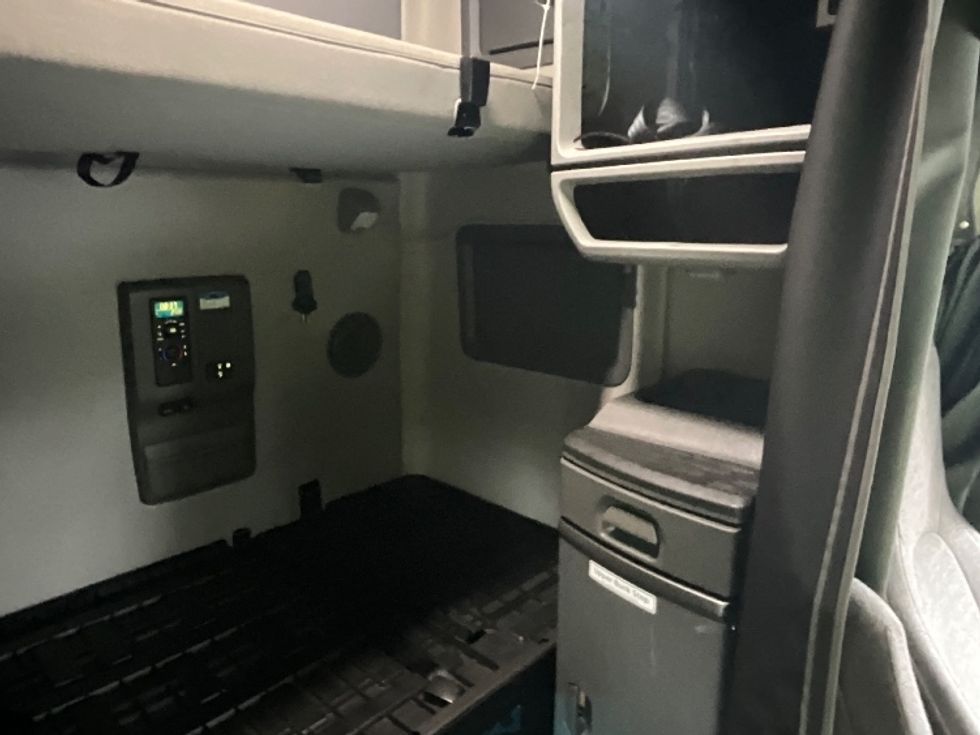 Sleeper Tractor-Heavy Duty Tractors-Volvo-2022-VNL64760-Reading-PA-543,973\n\t\tmiles-$ 70,500 - Image 18