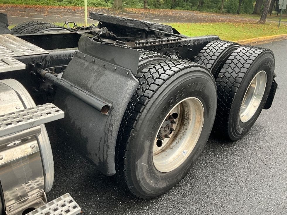 Sleeper Tractor-Heavy Duty Tractors-Volvo-2022-VNL64760-Reading-PA-543,973\n\t\tmiles-$ 70,500 - Image 22