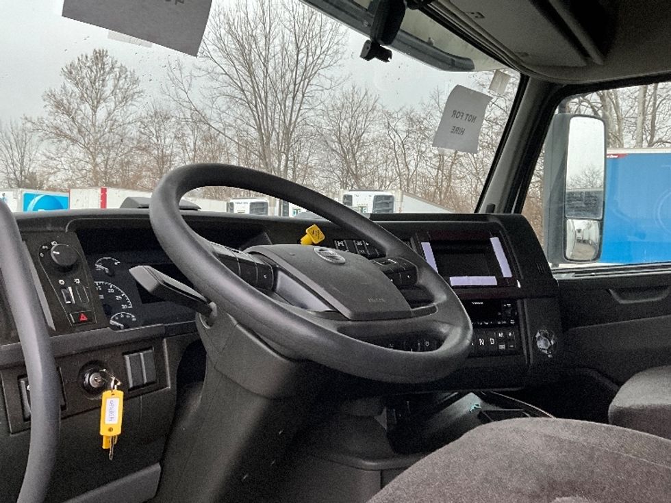 Sleeper Tractor-Heavy Duty Tractors-Volvo-2022-VNL64760-Reading-PA-553,852\n\t\tmiles-$ 64,750 - Image 10