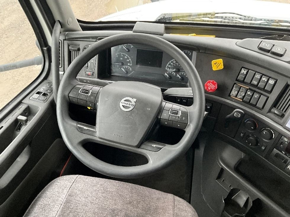 Sleeper Tractor-Heavy Duty Tractors-Volvo-2022-VNL64760-Reading-PA-553,852\n\t\tmiles-$ 64,750 - Image 11