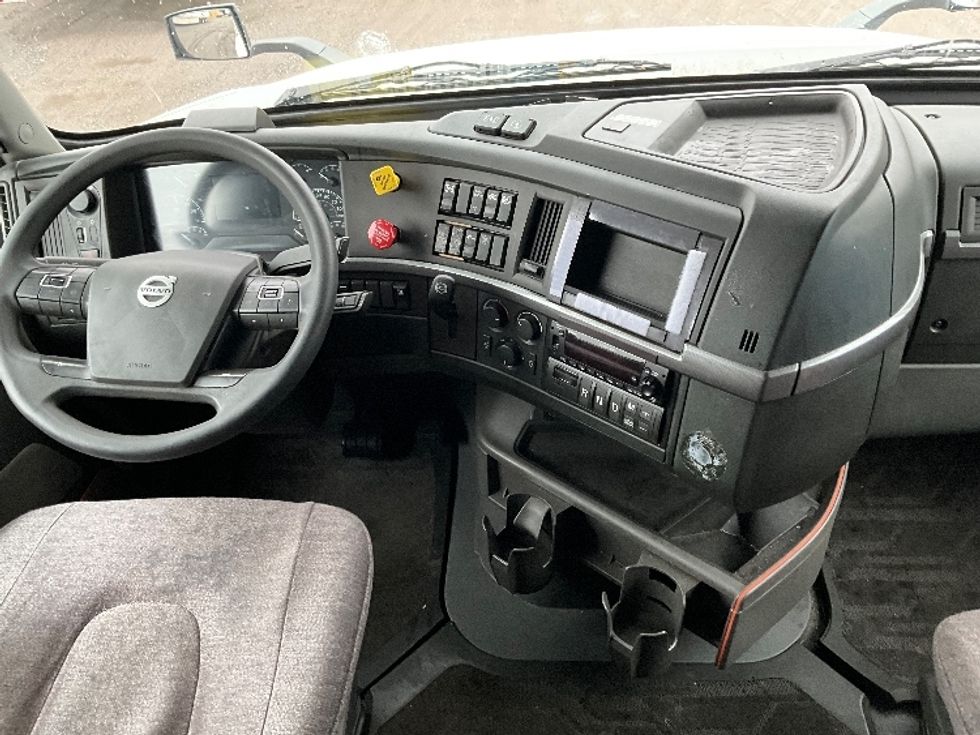 Sleeper Tractor-Heavy Duty Tractors-Volvo-2022-VNL64760-Reading-PA-553,852\n\t\tmiles-$ 64,750 - Image 12