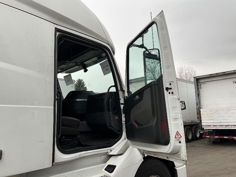 Sleeper Tractor-Heavy Duty Tractors-Volvo-2022-VNL64760-Reading-PA-553,852\n\t\tmiles-$ 64,750 - Image 13