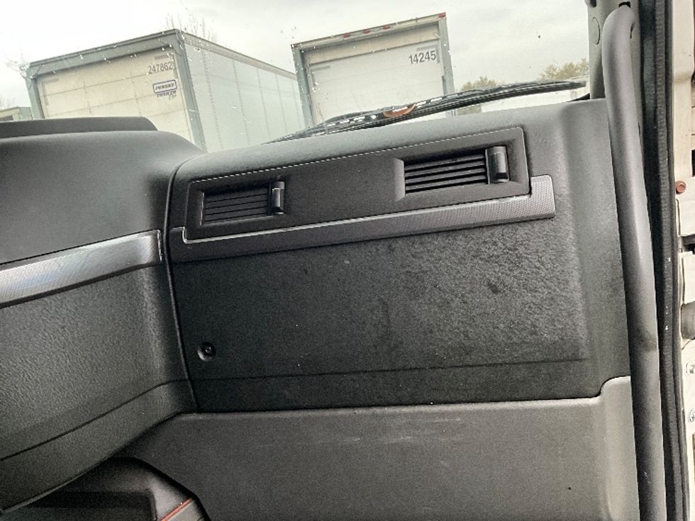 Sleeper Tractor-Heavy Duty Tractors-Volvo-2022-VNL64760-Reading-PA-553,852\n\t\tmiles-$ 64,750 - Image 14