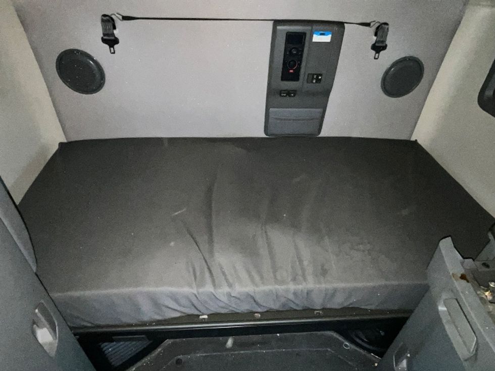 Sleeper Tractor-Heavy Duty Tractors-Volvo-2022-VNL64760-Reading-PA-553,852\n\t\tmiles-$ 64,750 - Image 17