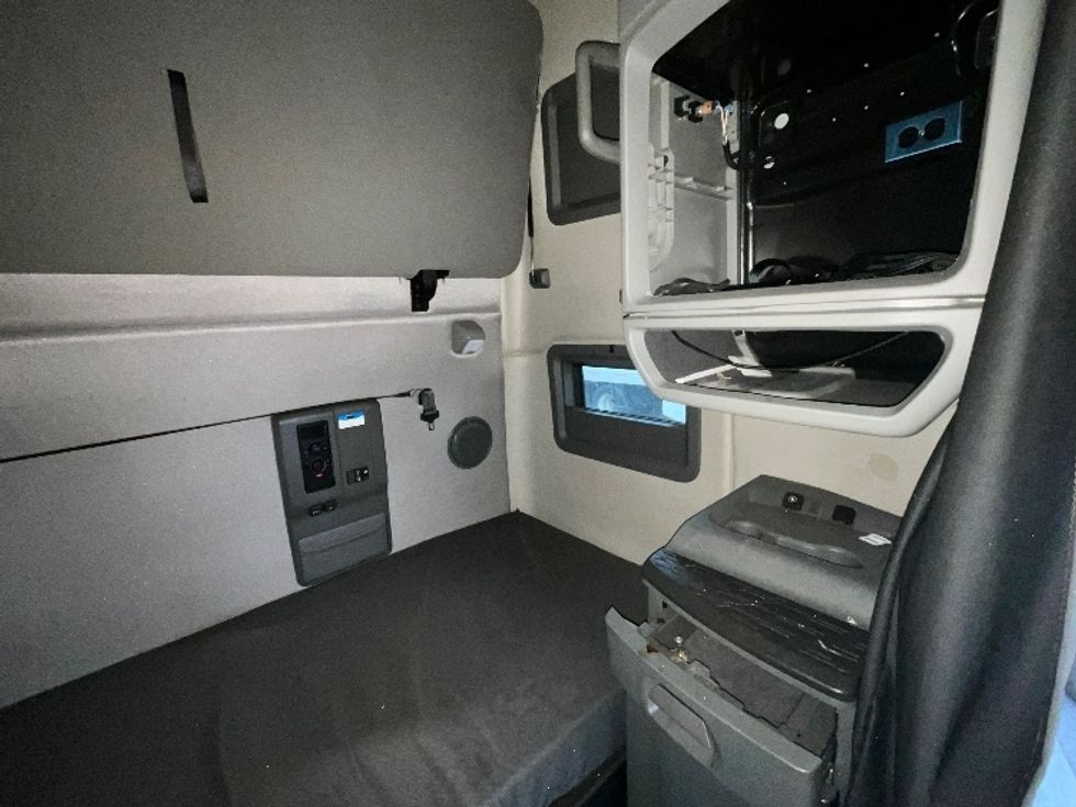 Sleeper Tractor-Heavy Duty Tractors-Volvo-2022-VNL64760-Reading-PA-553,852\n\t\tmiles-$ 64,750 - Image 18