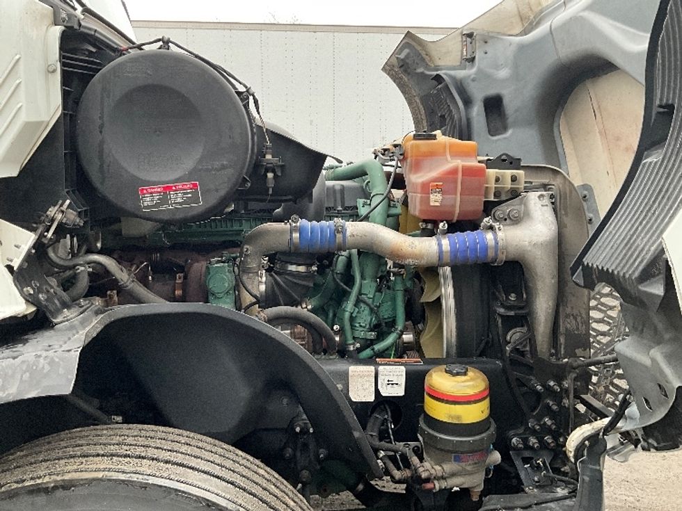 Sleeper Tractor-Heavy Duty Tractors-Volvo-2022-VNL64760-Reading-PA-553,852\n\t\tmiles-$ 64,750 - Image 20