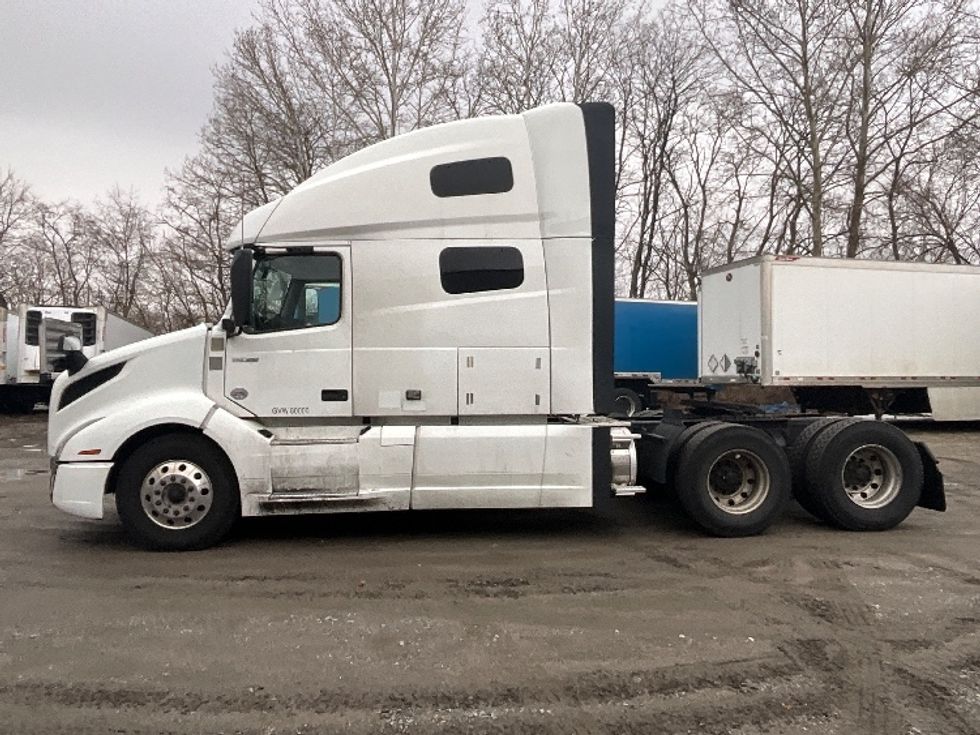 Sleeper Tractor-Heavy Duty Tractors-Volvo-2022-VNL64760-Reading-PA-553,852\n\t\tmiles-$ 64,750 - Image 4