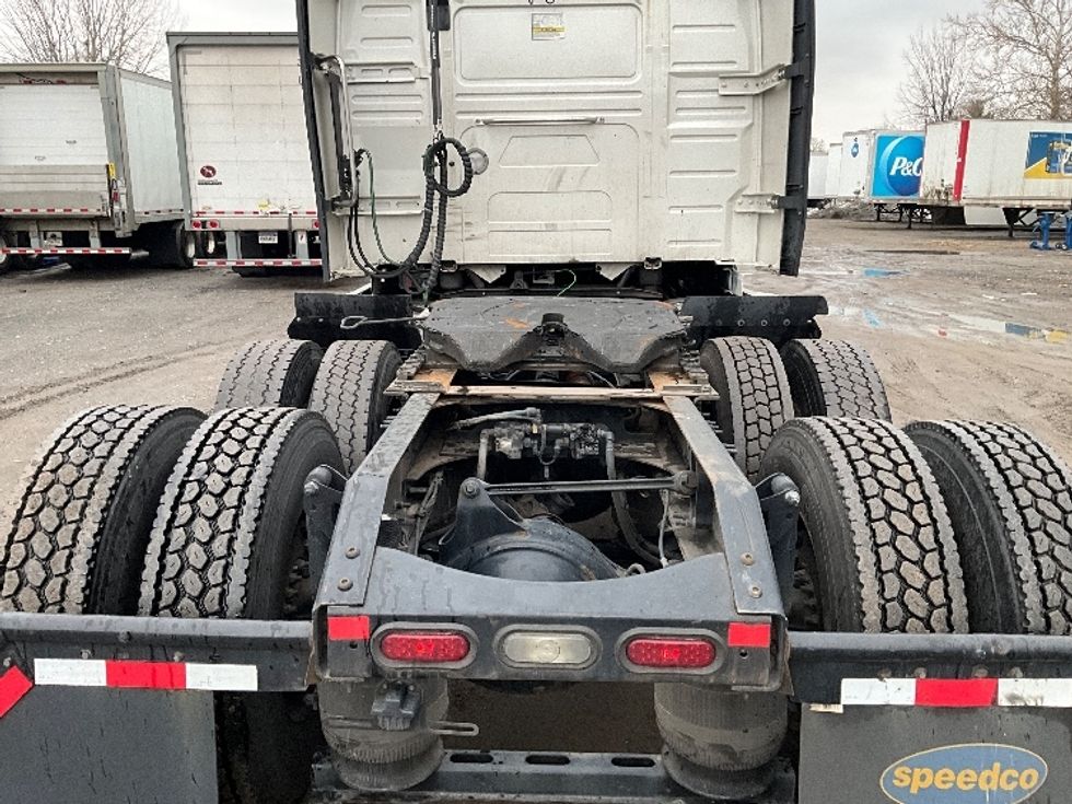 Sleeper Tractor-Heavy Duty Tractors-Volvo-2022-VNL64760-Reading-PA-553,852\n\t\tmiles-$ 64,750 - Image 6
