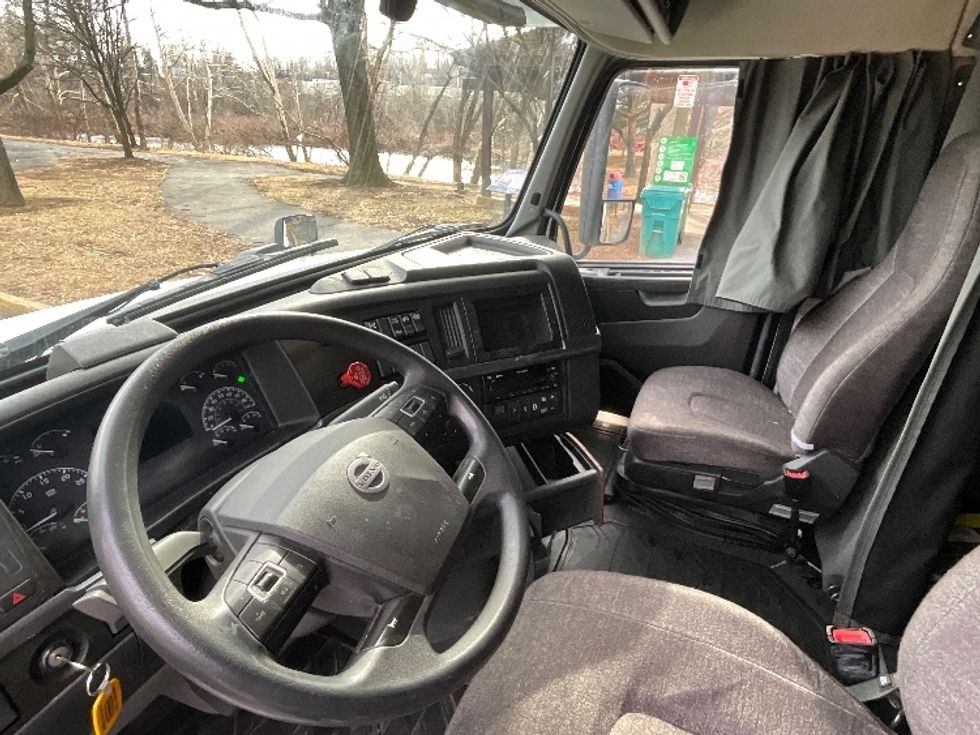 Sleeper Tractor-Heavy Duty Tractors-Volvo-2022-VNL64760-Reading-PA-566,414\n\t\tmiles-$ 63,500 - Image 10