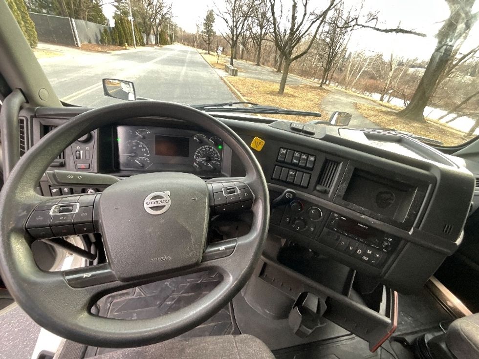 Sleeper Tractor-Heavy Duty Tractors-Volvo-2022-VNL64760-Reading-PA-566,414\n\t\tmiles-$ 63,500 - Image 11