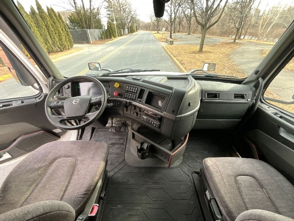 Sleeper Tractor-Heavy Duty Tractors-Volvo-2022-VNL64760-Reading-PA-566,414\n\t\tmiles-$ 63,500 - Image 12