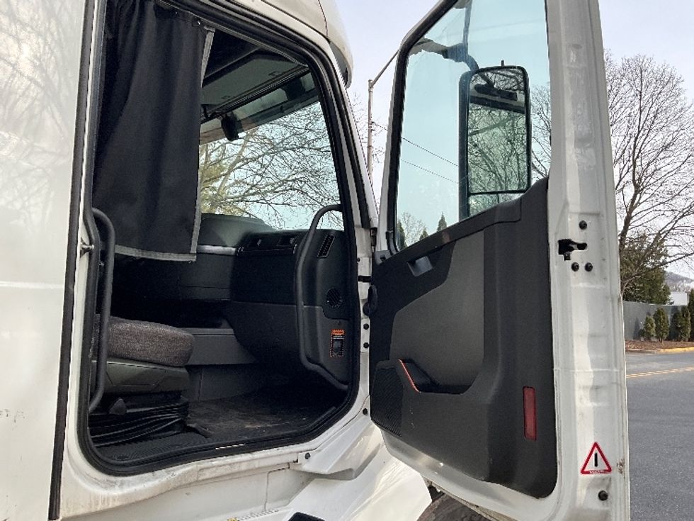 Sleeper Tractor-Heavy Duty Tractors-Volvo-2022-VNL64760-Reading-PA-566,414\n\t\tmiles-$ 63,500 - Image 13