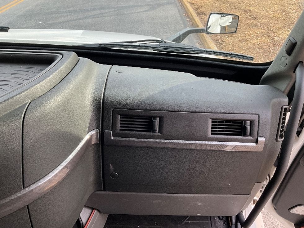 Sleeper Tractor-Heavy Duty Tractors-Volvo-2022-VNL64760-Reading-PA-566,414\n\t\tmiles-$ 63,500 - Image 14