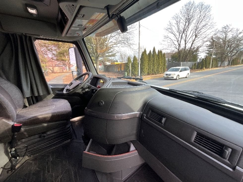 Sleeper Tractor-Heavy Duty Tractors-Volvo-2022-VNL64760-Reading-PA-566,414\n\t\tmiles-$ 63,500 - Image 15