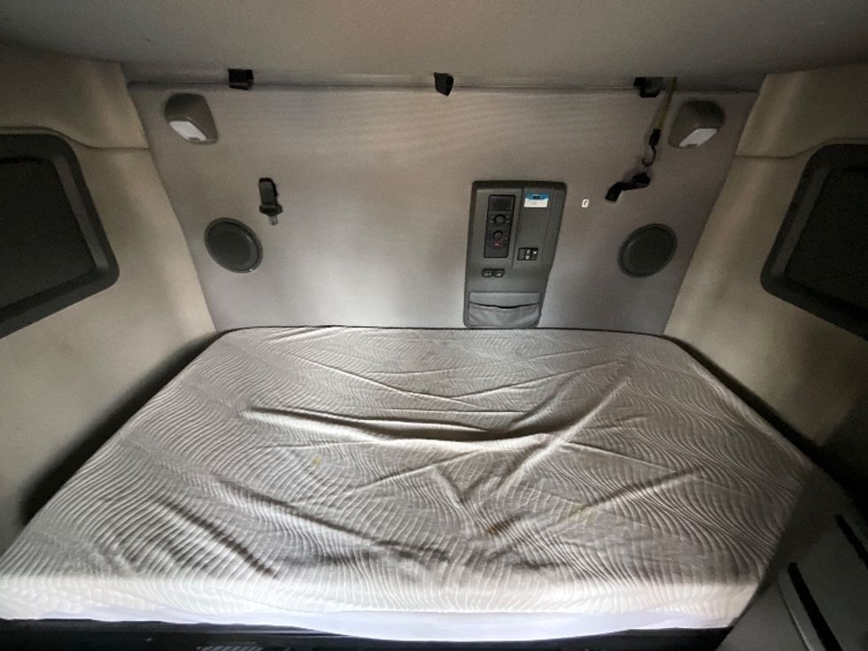 Sleeper Tractor-Heavy Duty Tractors-Volvo-2022-VNL64760-Reading-PA-566,414\n\t\tmiles-$ 63,500 - Image 17