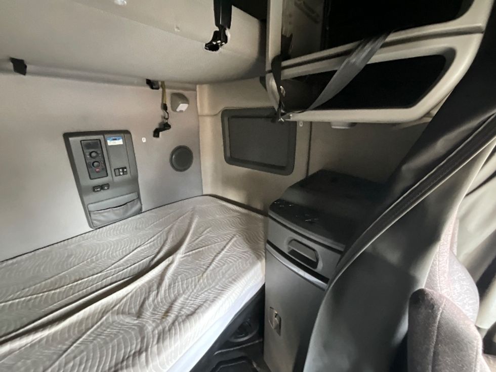 Sleeper Tractor-Heavy Duty Tractors-Volvo-2022-VNL64760-Reading-PA-566,414\n\t\tmiles-$ 63,500 - Image 18