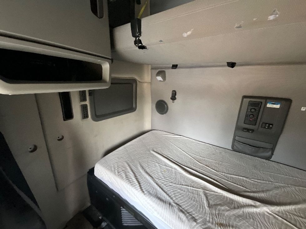 Sleeper Tractor-Heavy Duty Tractors-Volvo-2022-VNL64760-Reading-PA-566,414\n\t\tmiles-$ 63,500 - Image 19