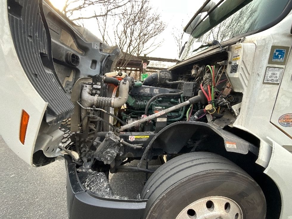 Sleeper Tractor-Heavy Duty Tractors-Volvo-2022-VNL64760-Reading-PA-566,414\n\t\tmiles-$ 63,500 - Image 21