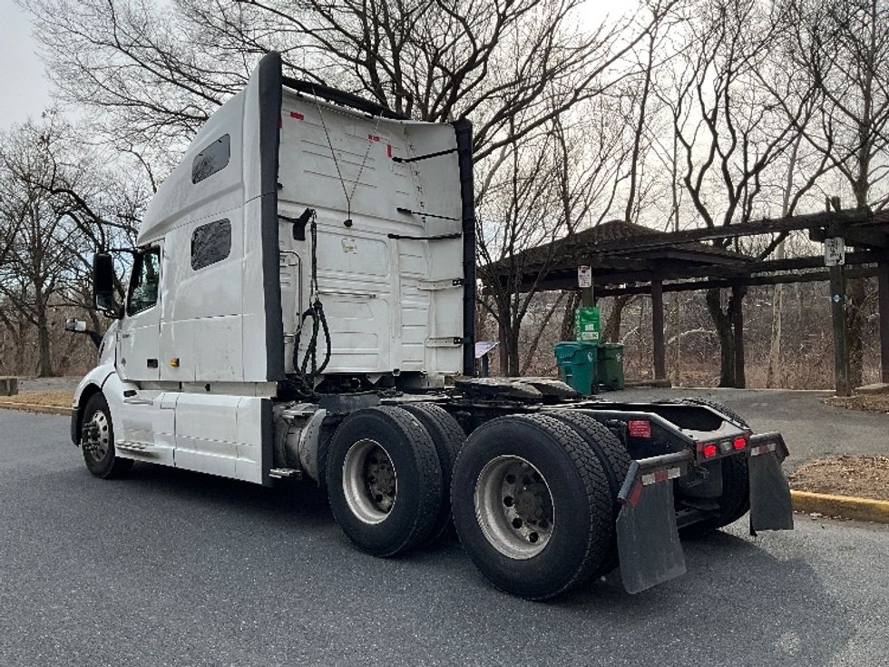Sleeper Tractor-Heavy Duty Tractors-Volvo-2022-VNL64760-Reading-PA-566,414\n\t\tmiles-$ 63,500 - Image 5